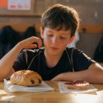 découvrez quel encas est idéal pour un enfant sportif après l'école : pain au chocolat ou tartine, et comment bien équilibrer son alimentation pour soutenir son énergie et ses performances.
